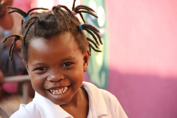 Criança sorrindo durante uma actividade